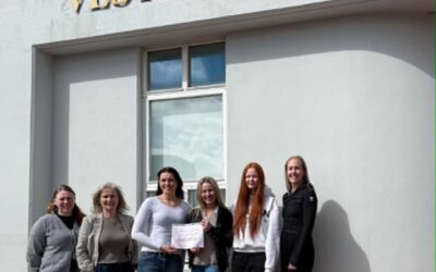 Gey og Bríet afhenda söfnunarfé